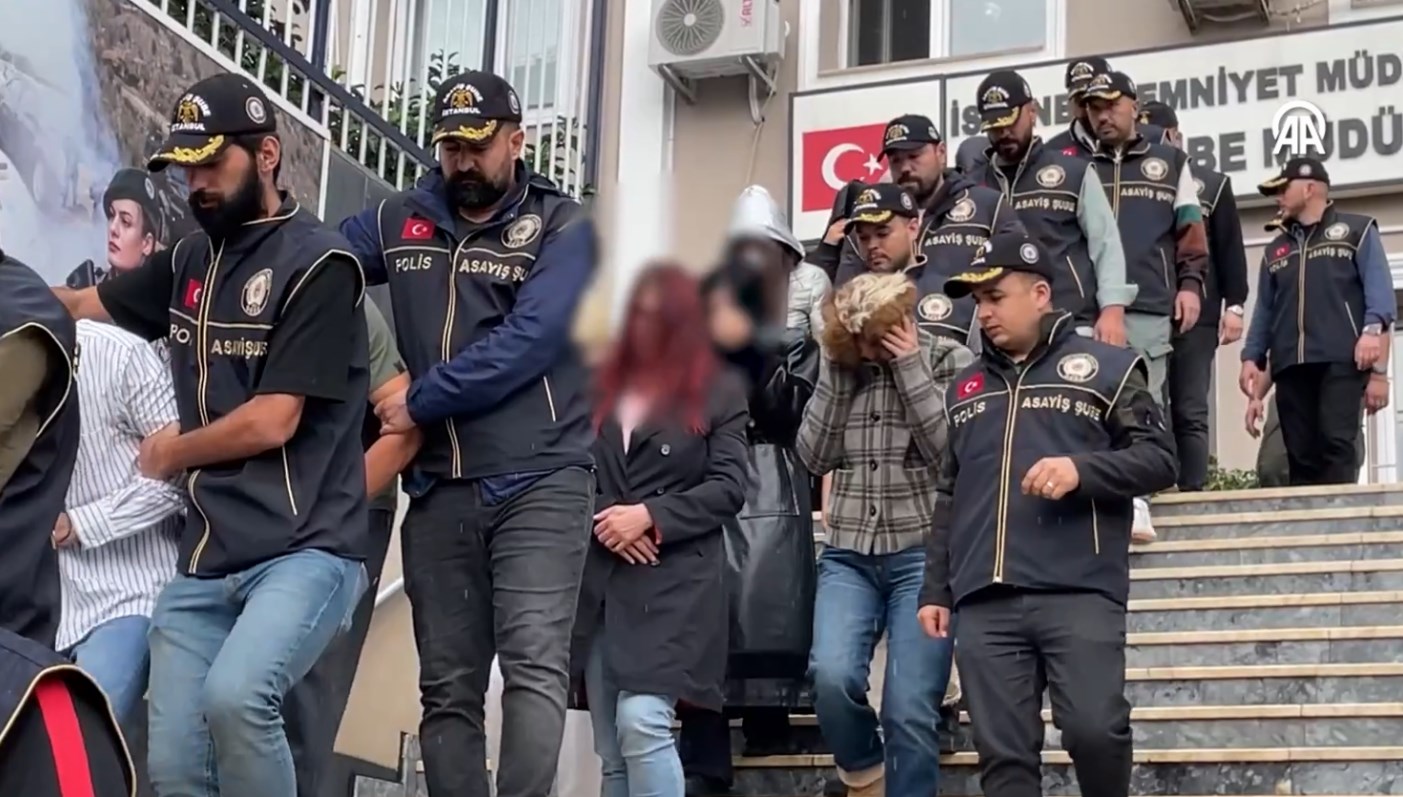 ahlak polisinden istanbulda 15 ilceye baskin YBcJagVT.jpg