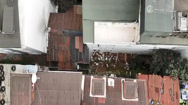 istanbul arnavutkoyde istinat duvari yikildi 2 bina tahliye edildi bOUsMZlP.jpg