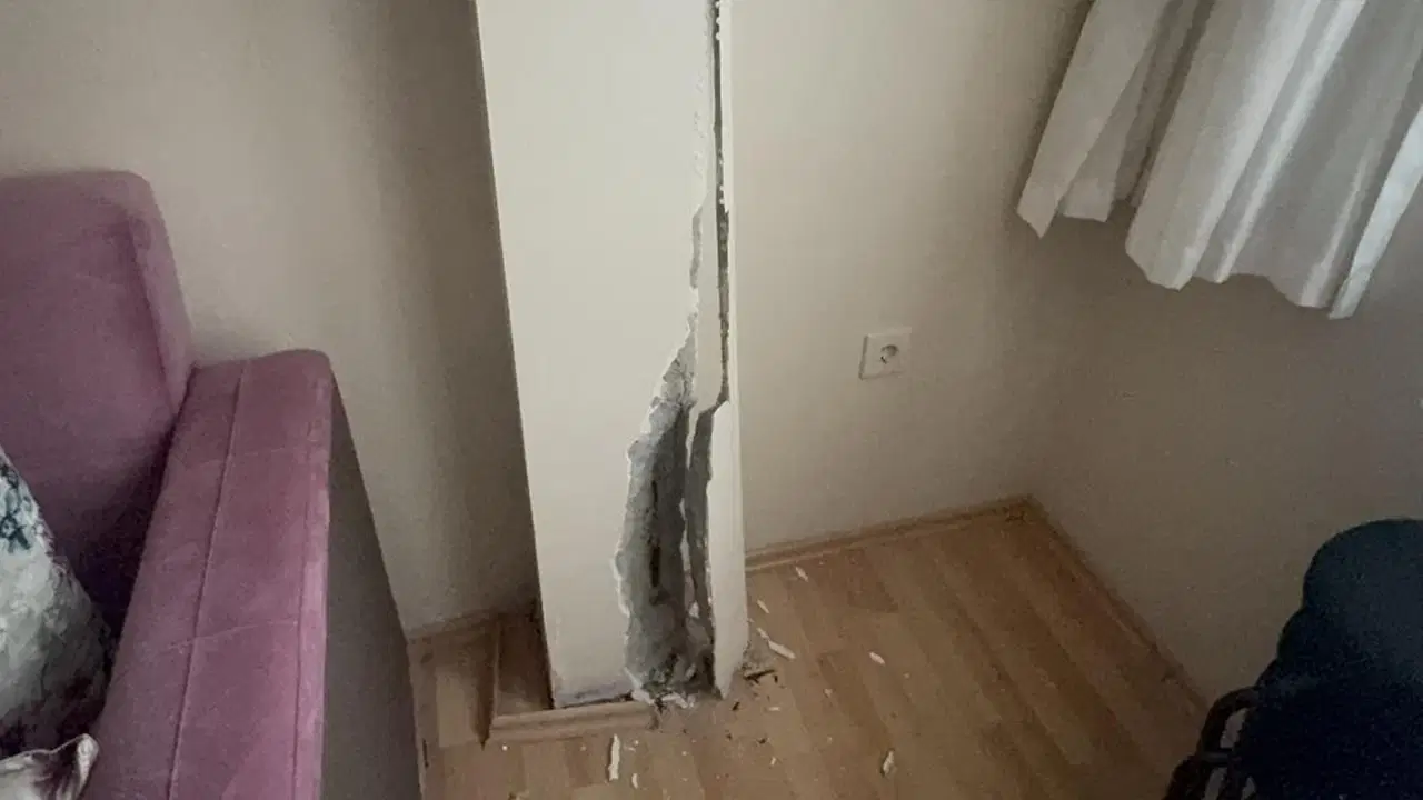 kolonda catlaklar tespit edildi bina bosaltilarak muhurlendi SZg82tD1.jpg